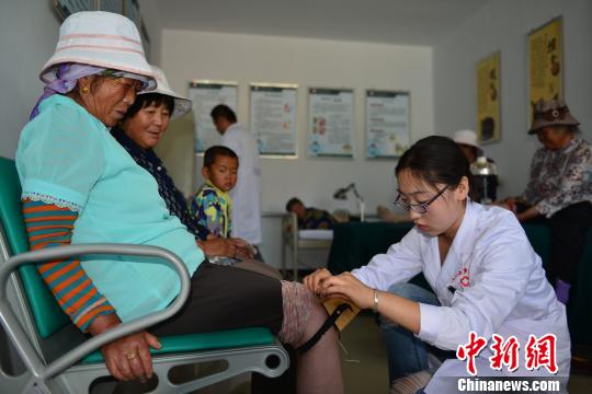 圖為醫(yī)護(hù)人員為老年之家的老人進(jìn)行針灸理療。資料圖 丁洪 攝