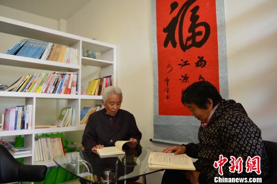 圖為兩位老年人正在日間照料中心閱讀書籍。資料圖 丁洪 攝