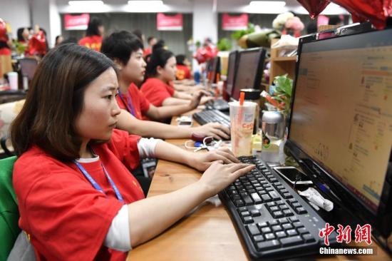 資料圖：雙十一網(wǎng)購節(jié)，廣州一電商企業(yè)的員工們在電腦前解答消費者的購物疑問。<a target='_blank' href='http://www.chinanews.com/'>中新社</a>記者 陳驥旻 攝