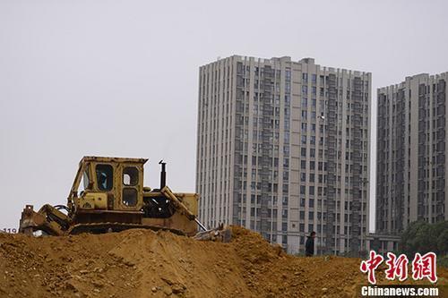 資料圖：湖南長沙一樓盤土地上，推土機(jī)正在作業(yè)。 <a target='_blank' href='http://www.chinanews.com/'>中新社</a>記者 楊華峰 攝