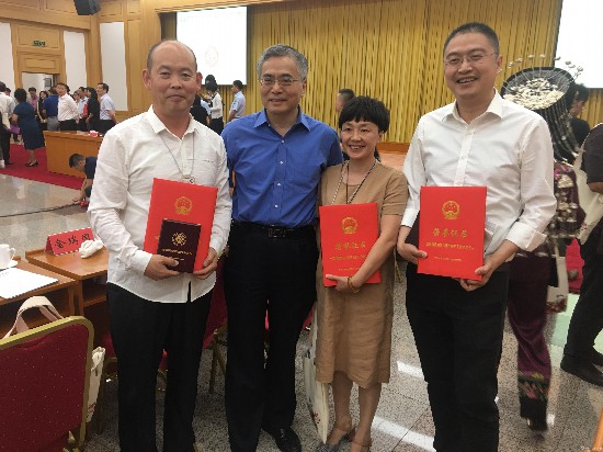 全國(guó)非物質(zhì)文化遺產(chǎn)保護(hù)工作先進(jìn)集體先進(jìn)個(gè)人和第五批國(guó)家級(jí)非物質(zhì)文化遺產(chǎn)代表性傳承人座談活動(dòng)現(xiàn)場(chǎng)  從左至右為傳承人何滿(mǎn)、項(xiàng)兆倫副部長(zhǎng)、傳承人陳利、陳岸瑛