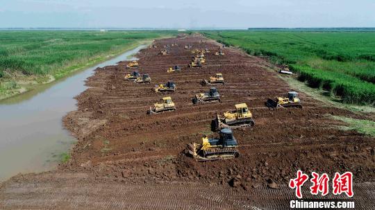 6月6日，下塞湖南堤施工整治現(xiàn)場?！×挝?攝