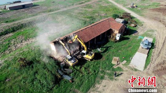 湖洲上4棟1800平方米已閑置房被拆除，建筑垃圾運(yùn)離湖洲。　廖文 攝