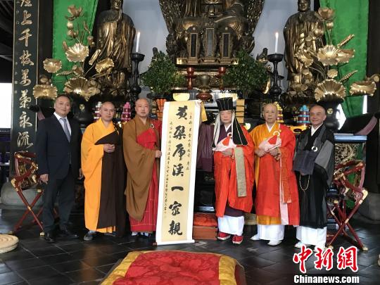 中國(guó)僑網(wǎng)中日雙方互贈(zèng)禮物?！∴嵥刹āz