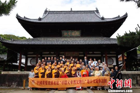 法會(huì)后合影。　鄭松波 攝