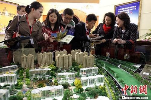 資料圖：購房人在樓盤看沙盤并咨詢售樓工作人員。<a target='_blank' href='http://www.chinanews.com/'>中新社</a>發(fā) 湯彥俊 攝