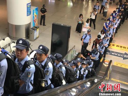 犯罪嫌疑人被押解抵達(dá)杭州火車東站?！埍?攝