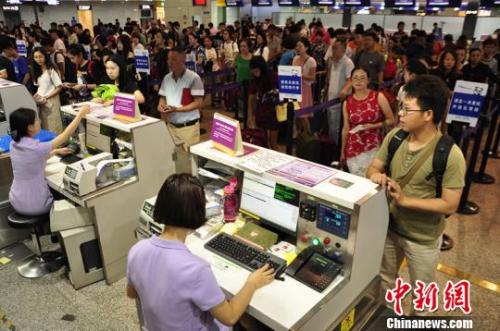 資料圖：繁忙的成都機(jī)場(chǎng)。　呂俊明 攝