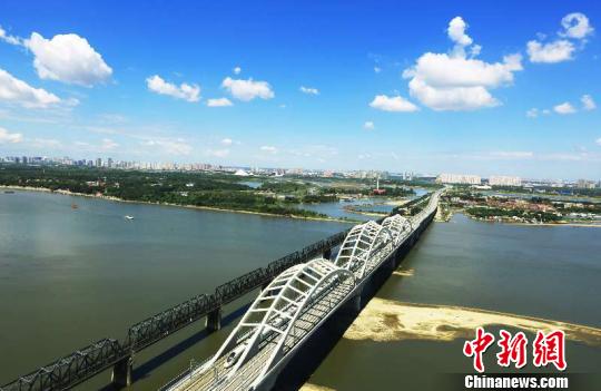 圖為哈齊高鐵經(jīng)過(guò)松花江特大橋。中國(guó)鐵路哈爾濱局集團(tuán)有限公司提供