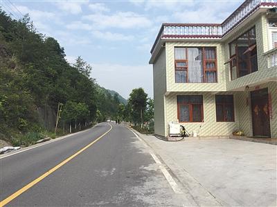 2016年3月15日，王維紅駕車從房屋和護(hù)欄中間處墜入麒麟寺水庫。新京報記者 趙朋樂 攝