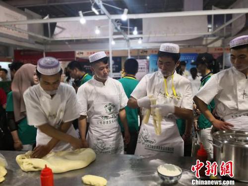 圖為現(xiàn)場制作蘭州牛肉拉面?！钅?攝