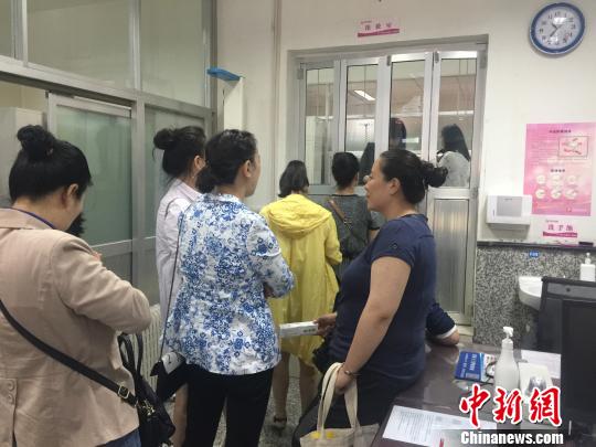 圖為等候接種HPV疫苗的民眾?！⊙爰ё楷?攝
