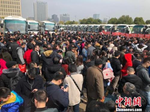 資料圖：69輛“春季看房團”大巴載著南京及周邊3300多人，浩浩蕩蕩分線路開赴64家樓盤。 朱曉穎 攝