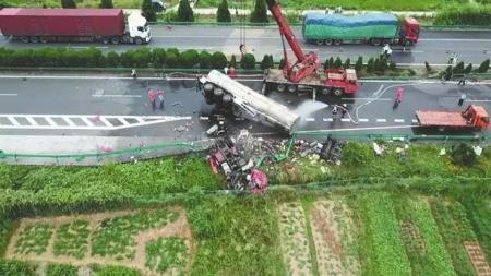 京港澳高速車禍親歷者：兩車相撞一聲巨響，我第一個爬出來
