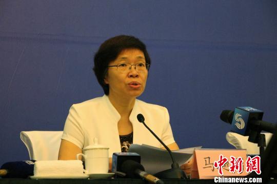 山東省食品藥品監(jiān)督管理局局長(zhǎng)馬越男在發(fā)布會(huì)上介紹有關(guān)情況?！≮w曉 攝
