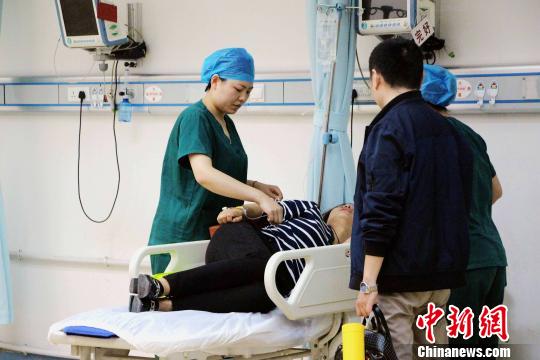 資料圖：圖為醫(yī)院護(hù)士正在為病人輸液?！≮w曉 攝