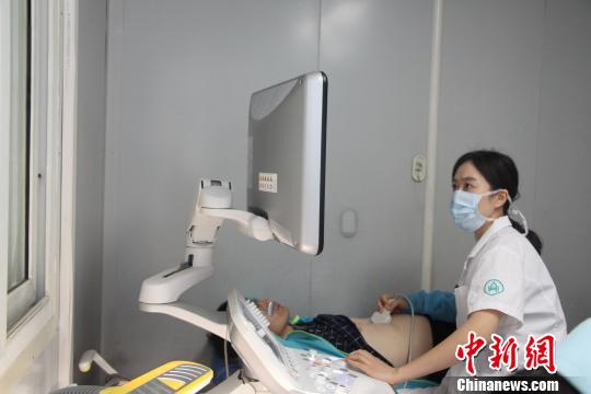 資料圖：圖為醫(yī)生正在為病人做彩超檢查?！≮w曉 攝