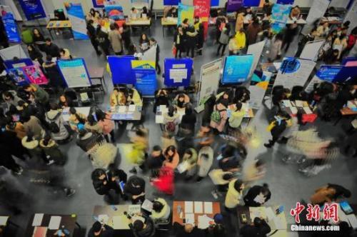 在“搶人大戰(zhàn)”中，一些城市的落戶門檻一降再降。圖為天津舉行的一場(chǎng)招聘會(huì) 。 <a target='_blank' href='http://www.chinanews.com/'>中新社</a>記者 佟郁 攝