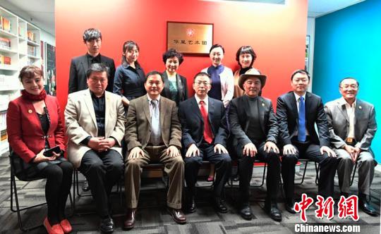 中國(guó)駐悉尼副總領(lǐng)事米斌(前排中)與華星藝術(shù)團(tuán)主要負(fù)責(zé)人合影?！》?攝