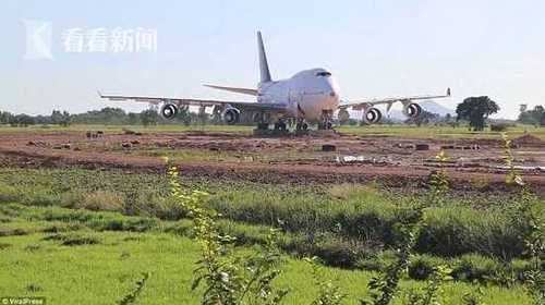 田地里有飛機(jī)！泰國村民一覺醒來被波音747驚呆