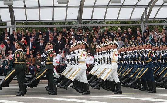 ▲中國人民解放軍儀仗隊參與白俄羅斯獨(dú)立日閱兵儀式。