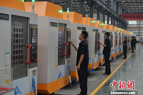 資料圖：福建泉州一家數(shù)控公司的工作人員正在作業(yè)。<a target='_blank' href='http://www.chinanews.com/'>中新社</a>記者 呂明 攝