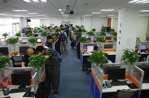 理財(cái)專家在微信群引導(dǎo)投資詐騙3千萬(wàn) 81人被刑拘