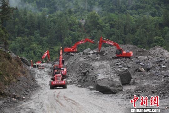 圖為該部隊多機械合作搶通道路。武警某部交通三支隊供圖