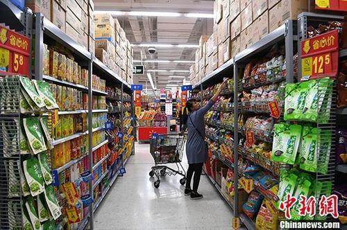 資料圖：超市內，民眾在選購食品。<a target='_blank' href='http://www.chinanews.com/'>中新社</a>記者 俞靖 攝