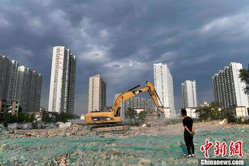 資料圖：工人操作挖掘機(jī)在太原一商品房建設(shè)工地施工作業(yè)。<a target='_blank' href='http://www.chinanews.com/'>中新社</a>記者 韋亮 攝