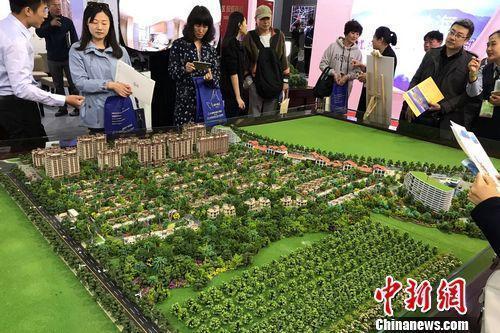 資料圖：民眾在2017年北京春季房展會上的某樓盤展臺咨詢。<a target='_blank' href='http://www.chinanews.com/' >中新網(wǎng)</a> 程春雨 攝