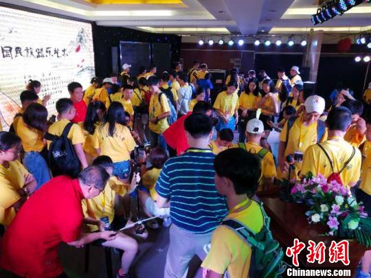 來自德國、西班牙、美國等10個(gè)國家17個(gè)海外華校和華文教育機(jī)構(gòu)的400名華裔青少年參營。
