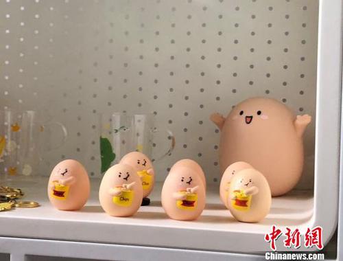 表情包衍生產(chǎn)品以其與表情包高度契合受到年輕人喜愛。　陳悅 攝