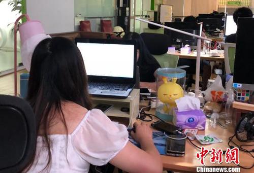 中國年輕人的辦公桌上往往陳列有玩偶。　陳悅 攝