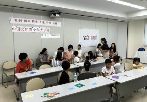 中國僑網(wǎng)采訪媽媽。（日本《中文導(dǎo)報(bào)》）
