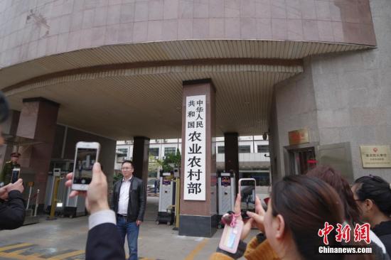4月3日，新組建的農(nóng)業(yè)農(nóng)村部在北京正式掛牌，民眾爭相與新牌合影。 <a target='_blank' href='http://www.chinanews.com/'>中新社</a>記者 賈天勇 攝