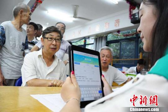 復(fù)旦大學(xué)附屬腫瘤醫(yī)院2018前列腺癌篩查公益活動進(jìn)社區(qū)22日正式啟動?！⊥踯草x 攝