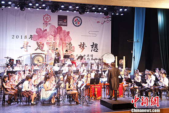 兩岸樂團同臺演奏《花好月圓》。 <a target='_blank' href='http://www.chinanews.com/'>中新社</a>記者 陳小愿 攝