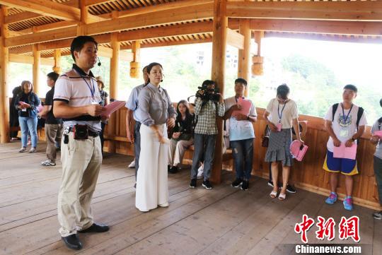 圖為兩岸青年學(xué)子參觀雙拱廊橋。繆挺 攝