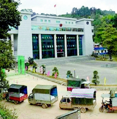     ▲作為國家一類口岸，調(diào)研組所到的龍邦口岸，中越互市貿(mào)易日漸發(fā)達。附近貧困戶依托擺渡貨物的“三輪車經(jīng)濟”每日可增收一百五十元左右。