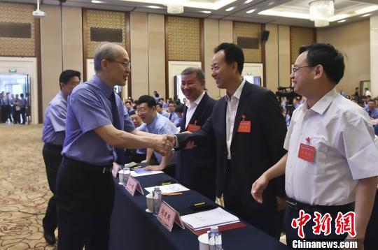 張軍檢察長與參加研討班的全國人大代表和專家代表交流。　程丁 攝