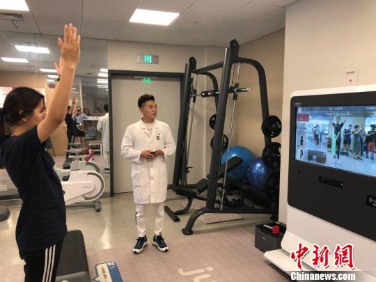江蘇省人民醫(yī)院健康管理中心醫(yī)生對體檢者進(jìn)行運動指導(dǎo)，做平衡能力訓(xùn)練。　郭亞楠 攝