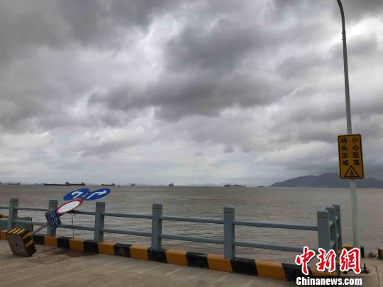 臺風“安比”登陸前的舟山長峙碼頭?！埍?攝