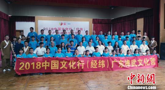 學(xué)員與主辦方、承辦方代表合影 沈釗 攝