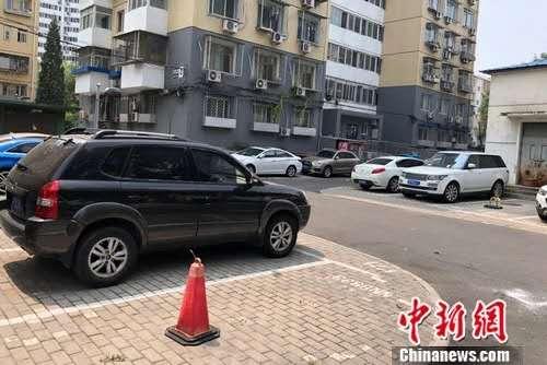 北京某小區(qū)內停在停車位或小區(qū)路邊的車。<a target='_blank' href='http://www.chinanews.com/' >中新網</a>記者 程春雨 攝