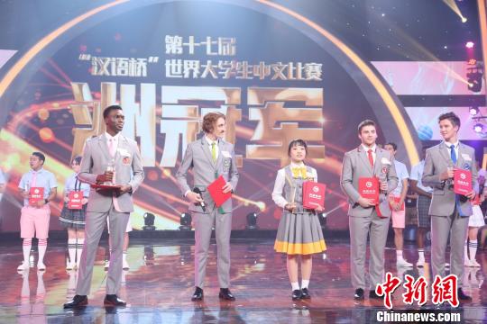 在總決賽比拼的五位選手展示獲獎證書。節(jié)目組供圖