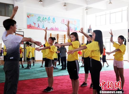 夏令營(yíng)期間，營(yíng)員們將在煙臺(tái)學(xué)習(xí)中國(guó)的民族舞蹈、武術(shù)、剪紙等。張玉雷 攝