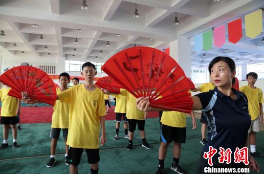 他們還將赴趵突泉、大明湖、曲阜、煙臺(tái)山、蓬萊閣等地參觀。張玉雷 攝