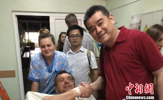 手術(shù)后，何奔教授與烏克蘭患者合影?！￡愳o 攝