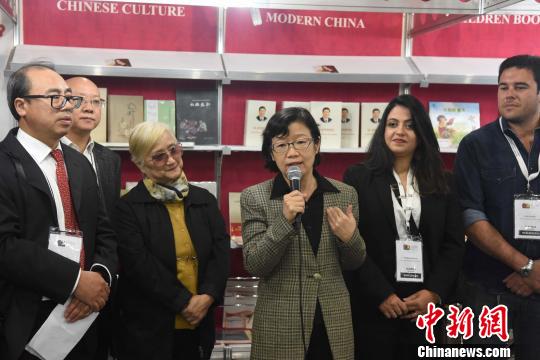中國僑網(wǎng)圖為中國駐圣保羅總領(lǐng)事陳佩潔（右三）致辭?！∧尚邸z